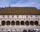 Détail de la façade de l'hôtel de ville : partie centrale. © Région Bourgogne-Franche-Comté, Inventaire du patrimoine