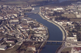 Vue aérienne de la ville basse et des deux ponts. © Région Bourgogne-Franche-Comté, Inventaire du patrimoine