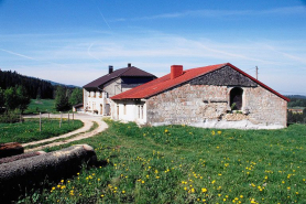 Façade antérieure et face droite vues de trois quarts. © Région Bourgogne-Franche-Comté, Inventaire du patrimoine