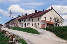 Façade antérieure des fermes du hameau du Bourgeat d'Amont. © Région Bourgogne-Franche-Comté, Inventaire du patrimoine