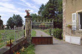 Grille d'entrée. © Région Bourgogne-Franche-Comté, Inventaire du patrimoine