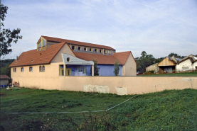 La salle des fêtes. On distingue à gauche les baies à arc segmentaire en briques d'un bâtiment du tissage, inséré dans le nouvel édifice. © Région Bourgogne-Franche-Comté, Inventaire du patrimoine