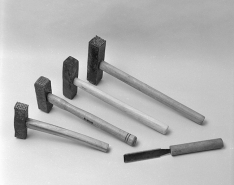 Outils de finition.N° 15 : boucharde marteline ; n° 16-18 : bouchardes droites ; n° 19 : décrasse-boucharde. (Coll. part. : Yves Jeannin) © Région Bourgogne-Franche-Comté, Inventaire du patrimoine