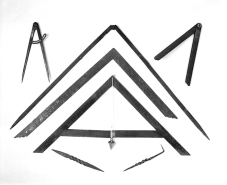 Outils de mesure et de traçage.N° 48 : équerre ; n° 49 : fausse équerre ; n° 49a : niveau pendulaire ; n° 50 : grand compas ; n° 51 : compas quart de cercle ; n° 52 et 53 : pointes à tracer. (Coll. part. : Yves Jeannin) © Région Bourgogne-Franche-Comté, Inventaire du patrimoine