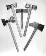 Outils de taille et mise en forme.N° 10 et 14 : taillants droits ; n° 11 : taillant brettelé ; n° 12 : rustique ; n° 13 : marteau grain d'orge. (Coll. part. : Yves Jeannin) © Région Bourgogne-Franche-Comté, Inventaire du patrimoine
