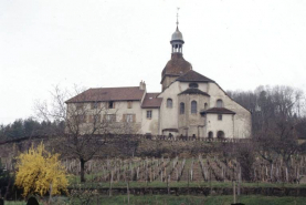 Vue générale du chevet de l'église et de la façade est du prieuré. © Région Bourgogne-Franche-Comté, Inventaire du patrimoine