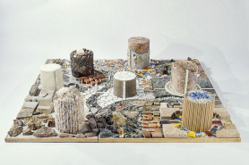 Vue d'ensemble.Maquette présentant un éventail des possibilités techniques et décoratives dans la mise en oeuvre des pierres et céramiques, conçue par Angel Nassivéra (marbrier, Saint-Claude) et Christophe Leprest (professeur, lycée Vernotte, Moiran… © Région Bourgogne-Franche-Comté, Inventaire du patrimoine