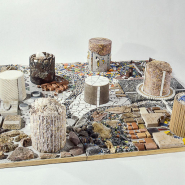 Vue partielle plongeante.Maquette présentant un éventail des possibilités techniques et décoratives dans la mise en oeuvre des pierres et céramiques, conçue par Angel Nassivéra (marbrier, Saint-Claude) et Christophe Leprest (professeur, lycée Vernot… © Région Bourgogne-Franche-Comté, Inventaire du patrimoine