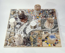 Vue d'ensemble plongeante.Maquette présentant un éventail des possibilités techniques et décoratives dans la mise en oeuvre des pierres et céramiques, conçue par Angel Nassivéra (marbrier, Saint-Claude) et Christophe Leprest (professeur, lycée Verno… © Région Bourgogne-Franche-Comté, Inventaire du patrimoine