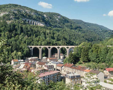 Le bas de la ville, le viaduc et la vallée de l'Evalude.Montagne et viaduc des Crottes en arrière-plan. © Région Bourgogne-Franche-Comté, Inventaire du patrimoine