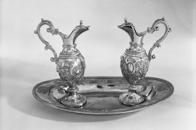 Détail : les burettes et leur plateau. © Région Bourgogne-Franche-Comté, Inventaire du patrimoine