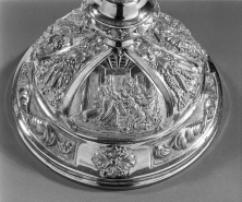 Médaillon du pied du calice : Adoration des Mages. © Région Bourgogne-Franche-Comté, Inventaire du patrimoine