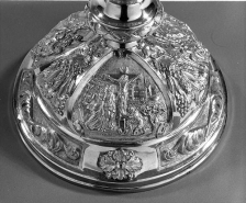 Médaillon du pied du calice : Crucifixion. © Région Bourgogne-Franche-Comté, Inventaire du patrimoine