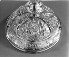 Médaillon du pied du ciboire : les Pèlerins d'Emmaüs. © Région Bourgogne-Franche-Comté, Inventaire du patrimoine