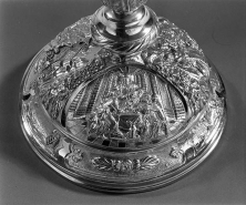 Médaillon du pied du ciboire : Adoration des Mages. © Région Bourgogne-Franche-Comté, Inventaire du patrimoine