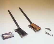 Couvercle de tabatière avec motif incrusté, fers de forme servant à l'incrustation et motifs décoratifs en maillechort. © Région Bourgogne-Franche-Comté, Inventaire du patrimoine