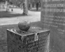 Partie supérieure du socle de gauche. © Région Bourgogne-Franche-Comté, Inventaire du patrimoine