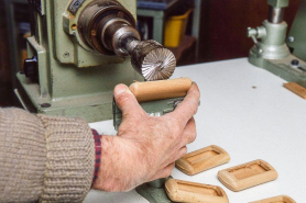 Présentation d'un fond (boîte) devant la fraise. © Région Bourgogne-Franche-Comté, Inventaire du patrimoine