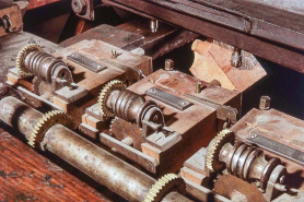 Face arrière : engrenages permettant la rotation simultanée des ébauchons. © Région Bourgogne-Franche-Comté, Inventaire du patrimoine
