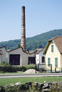 Ateliers de fabrication et cheminée depuis l'est. © Région Bourgogne-Franche-Comté, Inventaire du patrimoine