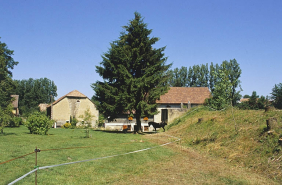 Façade postérieure du moulin et canal d'amenée. © Région Bourgogne-Franche-Comté, Inventaire du patrimoine