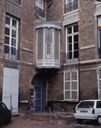 Façade antérieure sur cour : détail de l'angle gauche. © Région Bourgogne-Franche-Comté, Inventaire du patrimoine