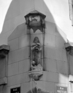 Détail de la niche à l'angle gauche de l'édifice. © Région Bourgogne-Franche-Comté, Inventaire du patrimoine