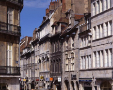 Vue des façades droites de la Grande Rue, depuis la place Pasteur. © Région Bourgogne-Franche-Comté, Inventaire du patrimoine