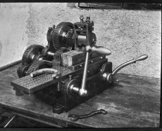 Exemple de machine du constructeur mécanicien Lizon : machine à courber les manches de parapluie en corne ? © Région Bourgogne-Franche-Comté, Inventaire du patrimoine