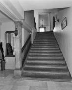 L'escalier menant au premier étage, vue de face. © Région Bourgogne-Franche-Comté, Inventaire du patrimoine