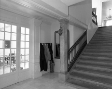 L'escalier menant au premier étage, vue de trois quarts. © Région Bourgogne-Franche-Comté, Inventaire du patrimoine