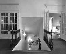 L'escalier menant au premier étage, vue depuis le palier. © Région Bourgogne-Franche-Comté, Inventaire du patrimoine