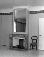 La cheminée de la chambre n° 19. © Région Bourgogne-Franche-Comté, Inventaire du patrimoine