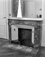 La cheminée de l'ancien cabinet du sous-préfet. © Région Bourgogne-Franche-Comté, Inventaire du patrimoine