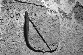 Armoiries de l'infirmier Jean François de Marnix dans le conduit hydraulique des infirmeries. © Région Bourgogne-Franche-Comté, Inventaire du patrimoine