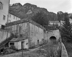 Mur de soubassement du jardin et abside de la chapelle Saint-Sébastien. © Région Bourgogne-Franche-Comté, Inventaire du patrimoine