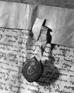 Sceau de l'infirmier Pierre Morel pendu à une charte de 1424. © Région Bourgogne-Franche-Comté, Inventaire du patrimoine