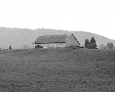 Façade postérieure et face droite d'une étable à vaches. © Région Bourgogne-Franche-Comté, Inventaire du patrimoine