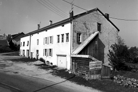 Façade antérieure vue de trois quarts. © Région Bourgogne-Franche-Comté, Inventaire du patrimoine