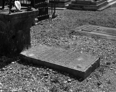 La pierre tombale, vue de trois quarts. © Région Bourgogne-Franche-Comté, Inventaire du patrimoine