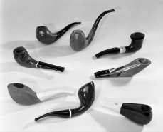 Exemples de pipes de la production san-claudienne, dessinées par divers designers dans les années 1990-2000.De gauche à droite et de haut en bas, pipes des sociétés : Vincent-Genod, Chacom (Volute par Claude Robin, 1996) et EWA (Alpina) ; Butz-Choqu… © Région Bourgogne-Franche-Comté, Inventaire du patrimoine