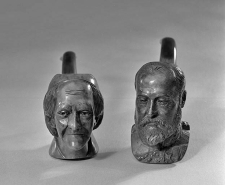 Exemples de pipes sculptées de la production san-claudienne, 1ère moitié 20e siècle ?Têtes de Voltaire et de Pasteur (militaire ?). Coll. Exposition Pipes et Diamants. © Région Bourgogne-Franche-Comté, Inventaire du patrimoine
