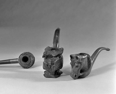Exemples de pipes sculptées de la production san-claudienne, 1ère moitié 20e siècle ?Coll. Exposition Pipes et Diamants. © Région Bourgogne-Franche-Comté, Inventaire du patrimoine