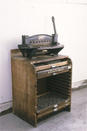 Vue d'ensemble de la machine, posée sur un rang. © Région Bourgogne-Franche-Comté, Inventaire du patrimoine