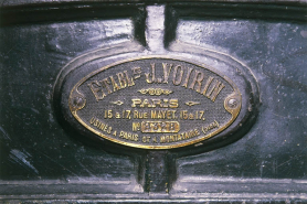 Plaque du constructeur. © Région Bourgogne-Franche-Comté, Inventaire du patrimoine