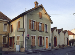 Façade sur rue du logement et de l'atelier de fabrication. © Région Bourgogne-Franche-Comté, Inventaire du patrimoine