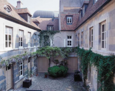 Vue d'ensemble de la cour depuis le logis sur rue. © Région Bourgogne-Franche-Comté, Inventaire du patrimoine