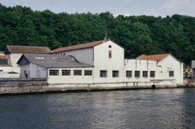 Atelier outillage-entretien mécanique depuis la rive droite. Vue rapprochée. © Région Bourgogne-Franche-Comté, Inventaire du patrimoine