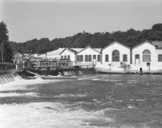 Entrepôt industriel (ancienne fonderie) et vannes du barrage depuis la rive droite. Vue rapprochée. © Région Bourgogne-Franche-Comté, Inventaire du patrimoine