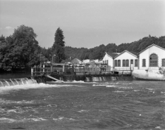 Entrepôt industriel (ancienne fonderie) et vannes du barrage depuis la rive droite. © Région Bourgogne-Franche-Comté, Inventaire du patrimoine